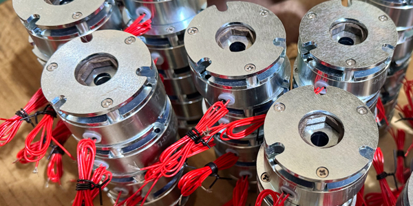 微型電機(jī)能用0.3KG失電制動(dòng)器嗎？